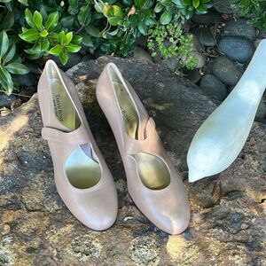 TARYN ROSE Nude leather wedge shoe Size 9.5 EU 40  NWOT